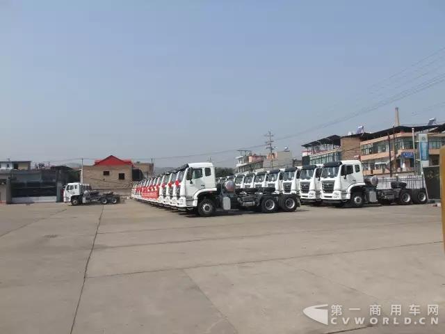 中国重汽豪瀚MT13天然气牵引车交付用户.jpg