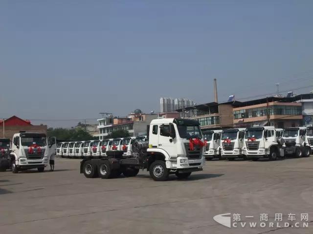中国重汽豪瀚MT13天然气牵引车交付用户1.jpg