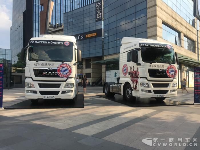 以拜仁慕尼黑球队红蓝色调涂装的曼恩TGX卡车.jpg
