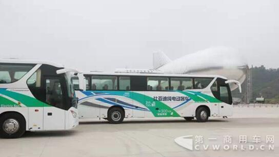 旅游客车.jpg