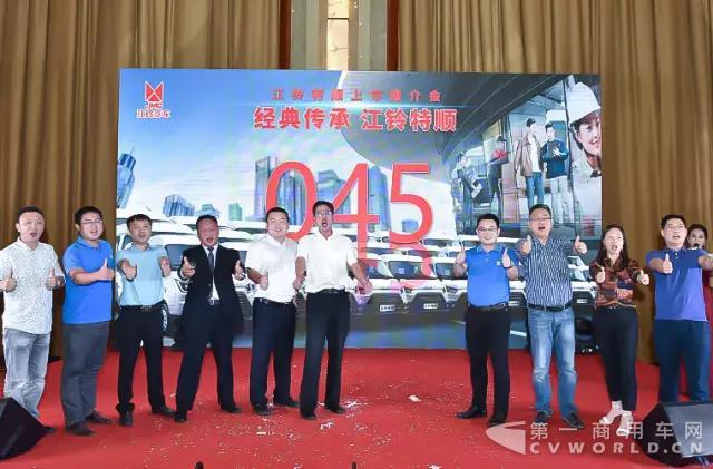 江铃特顺为春城增色.jpg