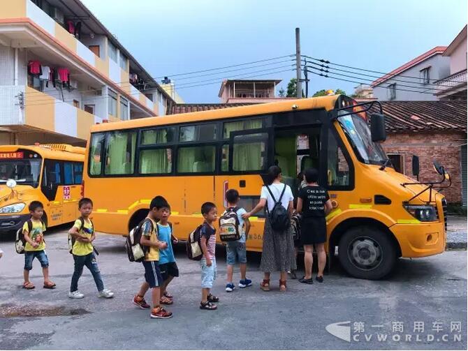 佛山三水幼儿园校车搭载YC4FA发动机2.jpg