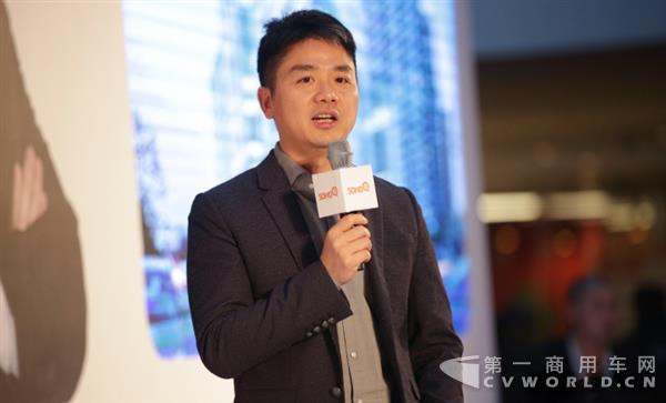 刘强东首曝京东无人卡车：会不断“吐出”机器人.jpg