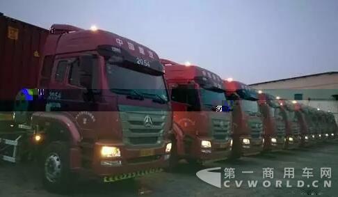 中国重汽豪瀚MT13天然气牵引车再次批量入驻锦州港.jpg