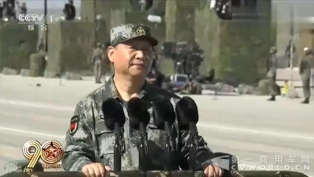 习近平主席乘坐检阅车检阅三军方阵.jpg