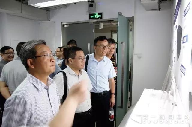 调研领导参观亿华通实验室.jpg