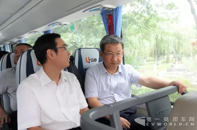 领导乘坐福田欧辉氢燃料电池客车前往清华大学.jpg