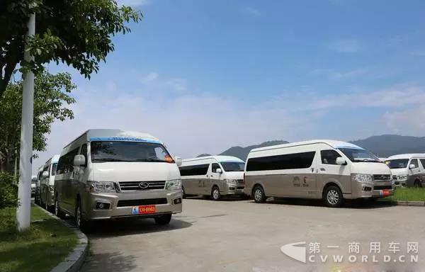 使命必达 金龙客车220辆金砖服务用车如期下线1.jpg