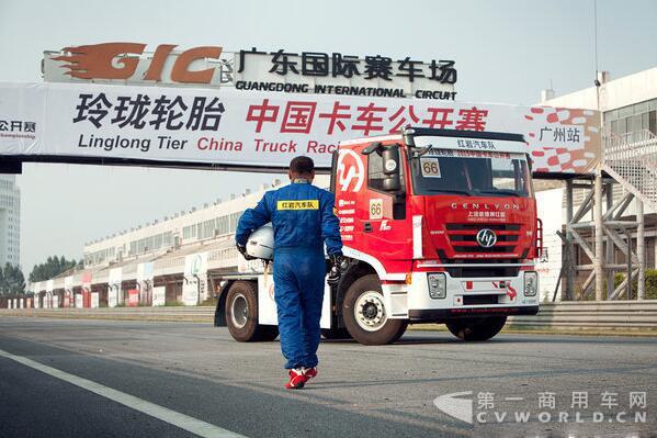 2分08秒90 上依红岩卡车公开赛首站摘铜.jpg