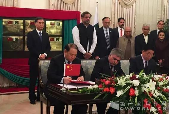 中国重汽集团与中国港控公司、巴基斯坦瓜达尔港务局正式签署战略合作框架协议.jpg