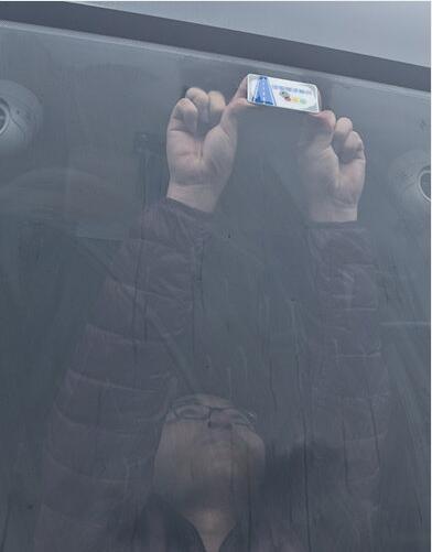 工作人员为车辆安装电子标识.jpg 工作人员为车辆安装电子标识.jpg