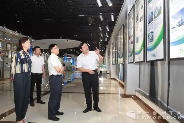 广东省商务厅厅长郑建荣莅临银隆新能源参观考察1.jpg