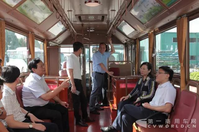 广东省商务厅厅长郑建荣莅临银隆新能源参观考察3.jpg