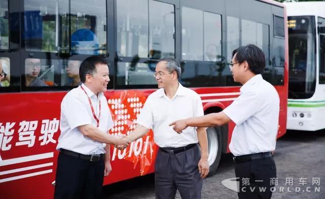中车全球首发第三代智能驾驶客车与央媒“亲密接触”3.jpg