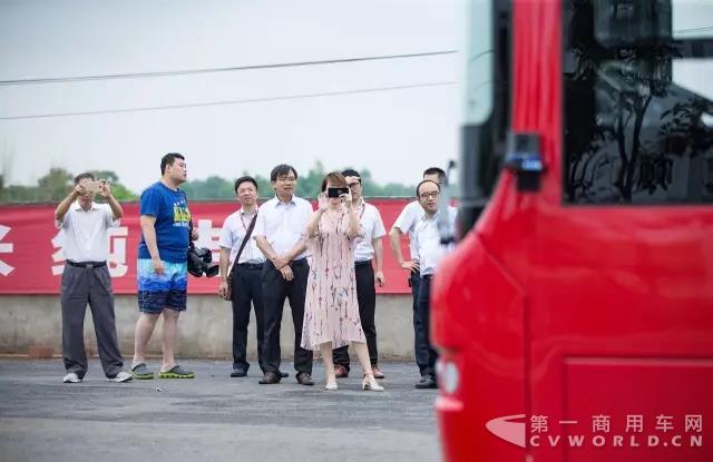 中车全球首发第三代智能驾驶客车与央媒“亲密接触”6.jpg