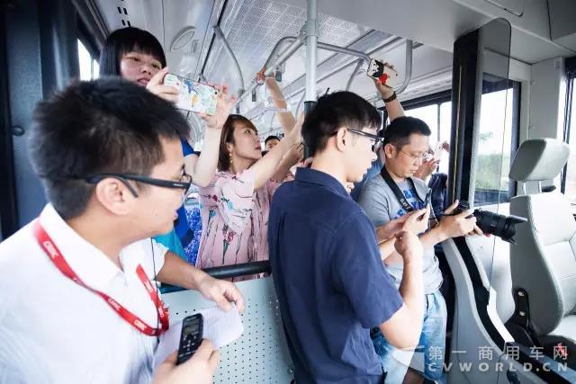 中车全球首发第三代智能驾驶客车与央媒“亲密接触”7.jpg