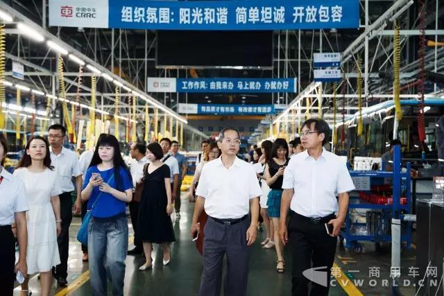 中车全球首发第三代智能驾驶客车与央媒“亲密接触”9.jpg