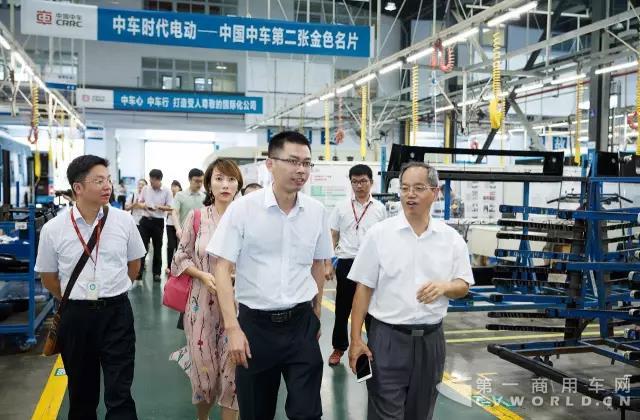 中车全球首发第三代智能驾驶客车与央媒“亲密接触”10.jpg