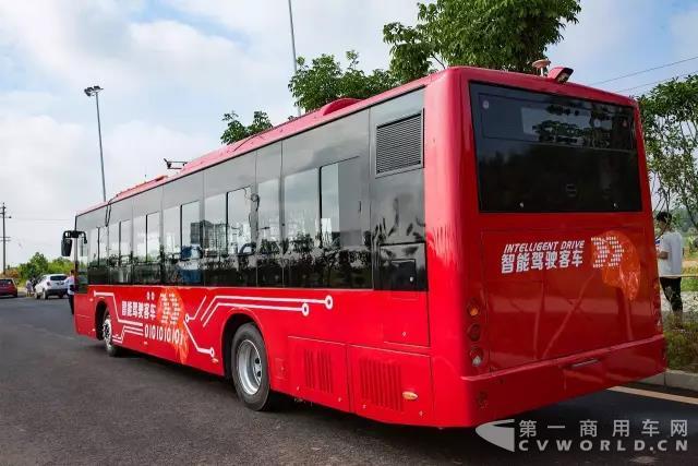 中车全球首发第三代智能驾驶客车与央媒“亲密接触”8.jpg