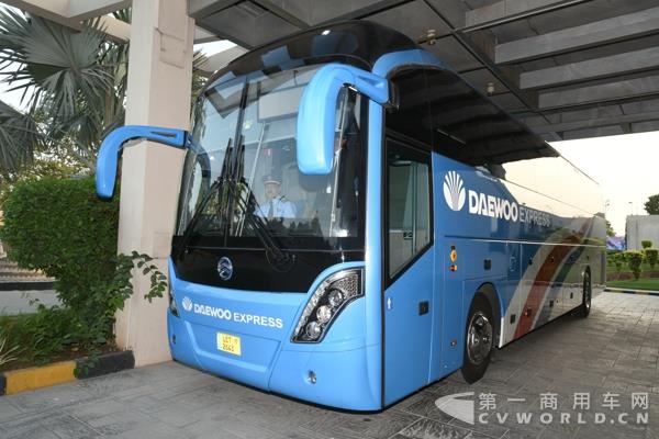 2 交付巴基斯坦的金旅开拓者豪华客车.jpg