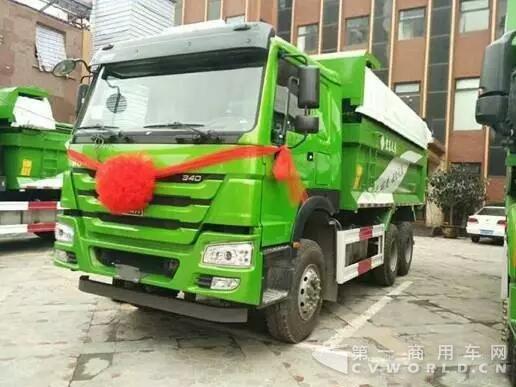 蓝天白云，美丽天津-重汽新型渣土自卸车交付仪式圆满成功1.jpg
