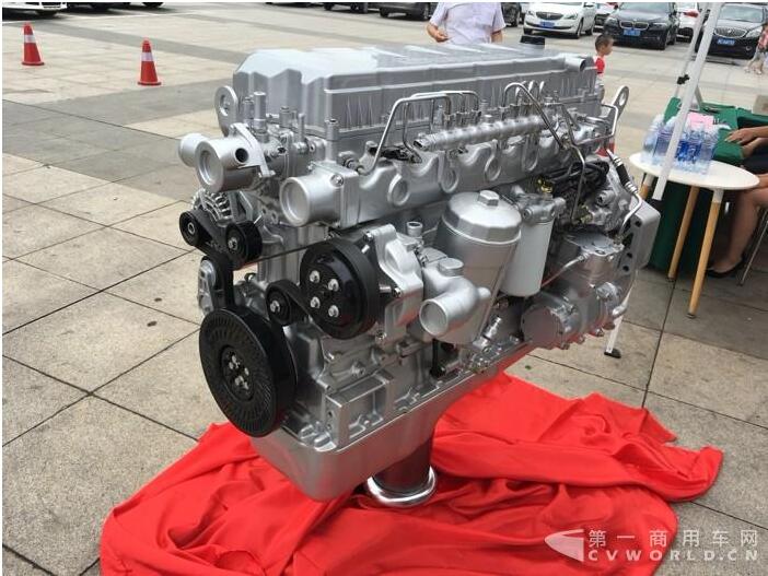 现场展出的东风DDi75发动机.jpg
