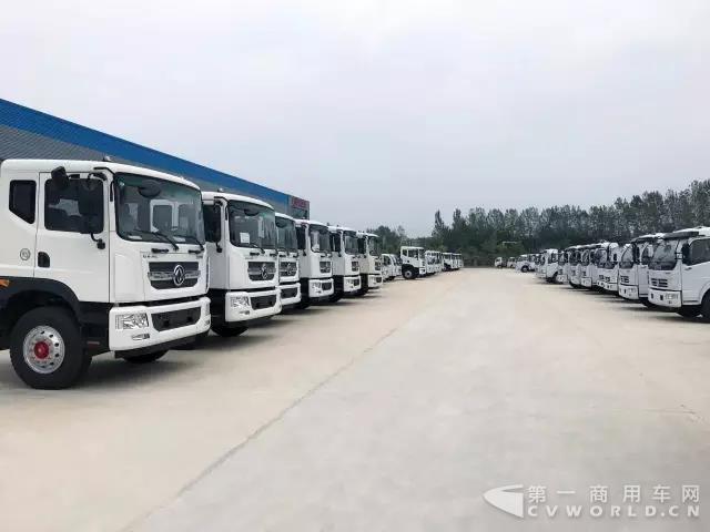 一次性订购43辆！ 潮州客户为什么说多利卡D9是得力干将？.jpg