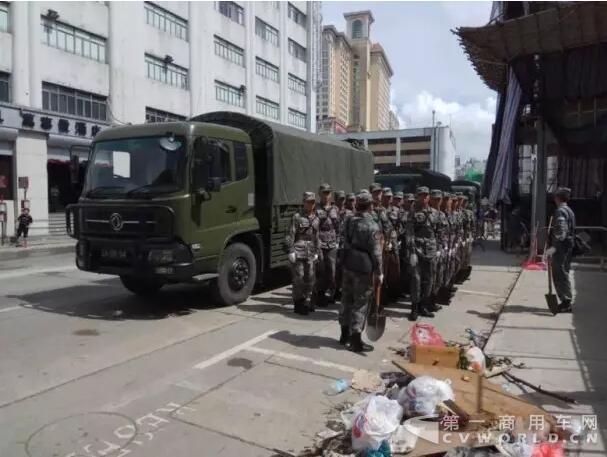 解放军走上澳门街头，投入救灾！当地市民拍下了这一幕幕....jpg