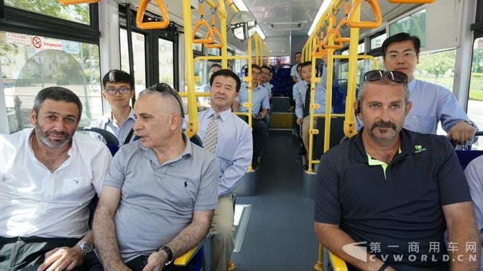3 试乘金旅纯电动.jpg