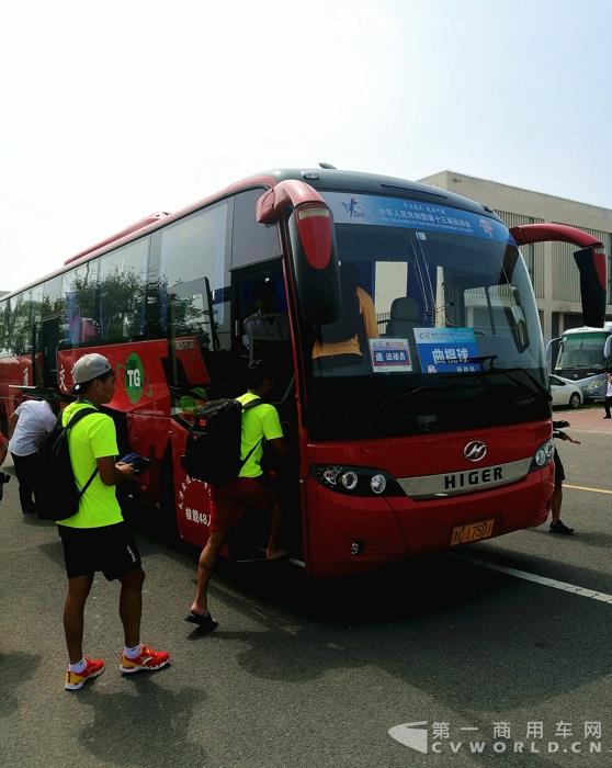参会运动员登上海格客车.jpg