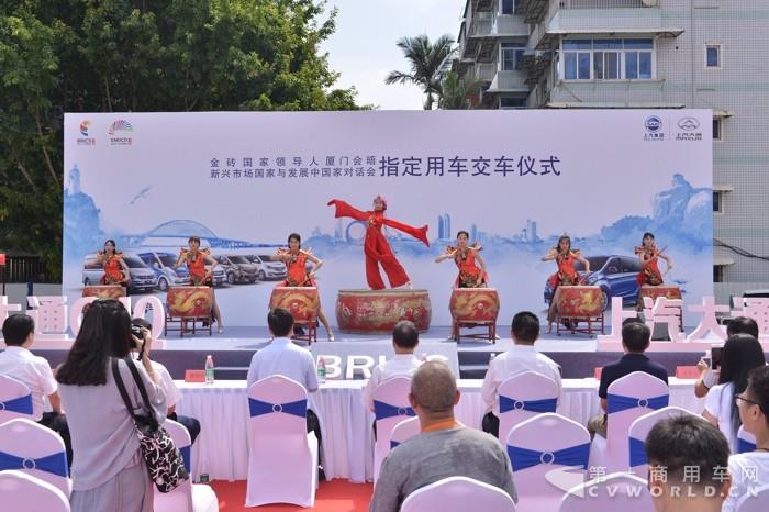 配图：交车仪式现场-暖场.jpg