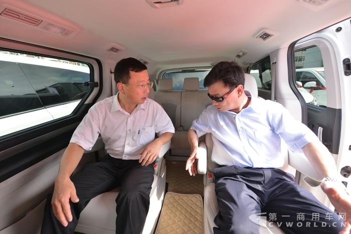 配图：交车仪式现场-乘车体验.jpg