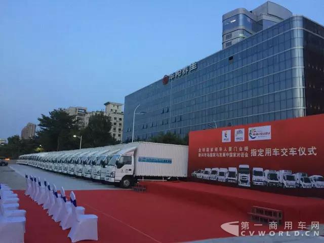 55台庆铃五十铃商用车亮相金砖会议，因黄金品质被指定为后勤保障运输车辆3.jpg