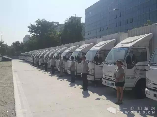 55台庆铃五十铃商用车亮相金砖会议，因黄金品质被指定为后勤保障运输车辆2.jpg