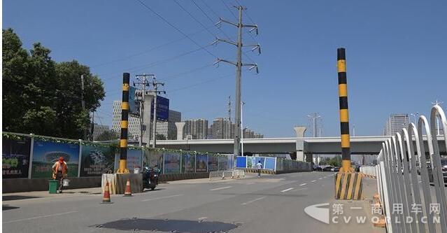 外地大货车“一肩”挑起限高架2.jpg