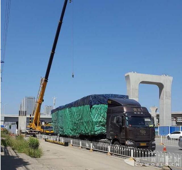 外地大货车“一肩”挑起限高架3.jpg