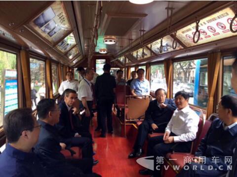 交通运输部副部长刘小明乘坐体验银隆新能源铛铛车.jpg