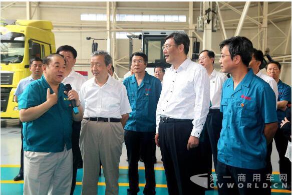 国务院副总理马凯到中国重汽视察.jpg