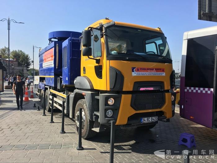 福特Cargo重卡改装的环卫车.jpg