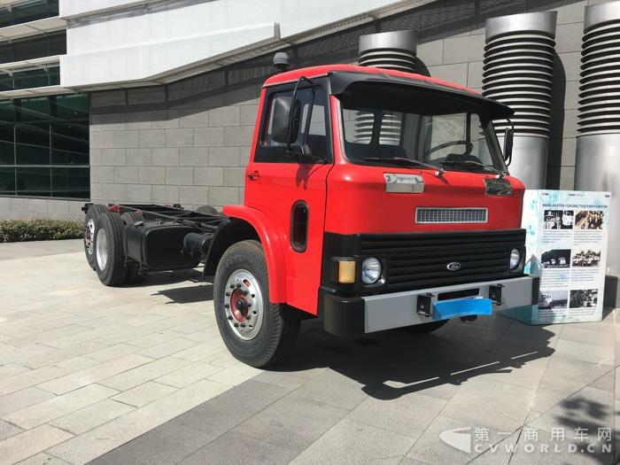 福特几十年前的重卡老爷车.jpg