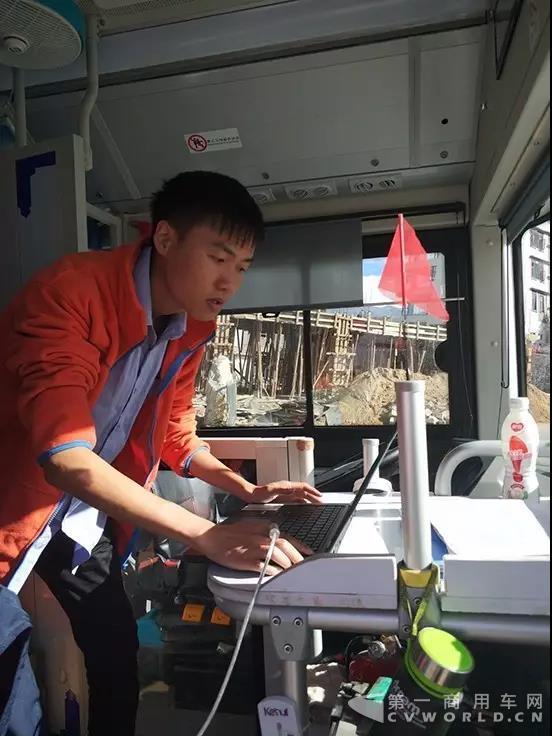 比亚迪工作人员正在记录车辆行驶数据.jpg