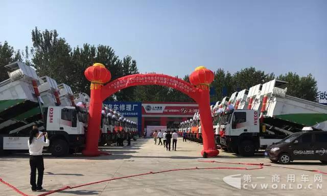 一次性购车60台，”阜阳定制版”红岩新型渣土车交付用户.jpg