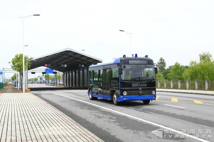 3 金旅无人驾驶客车通过模拟隧道.jpg