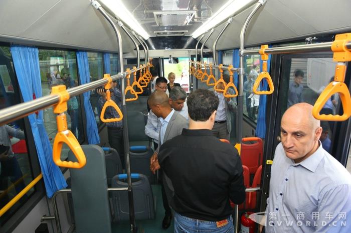 斯堪尼亚全球经销商参观TRANSIT巴士.jpg