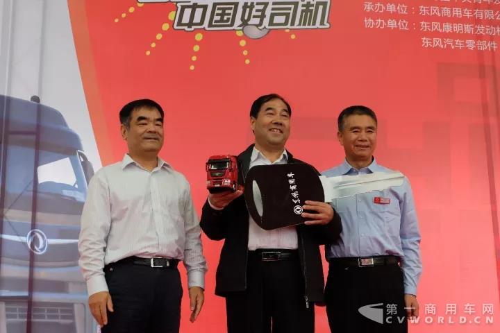 交付车钥匙.jpg