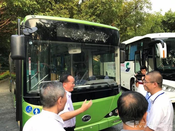比亚迪K8、C8双双荣获新能源客车“十佳创新车型”奖5.jpg