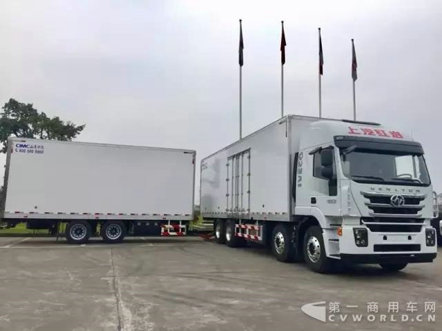 红岩杰狮8X4中置轴货运列车.jpg