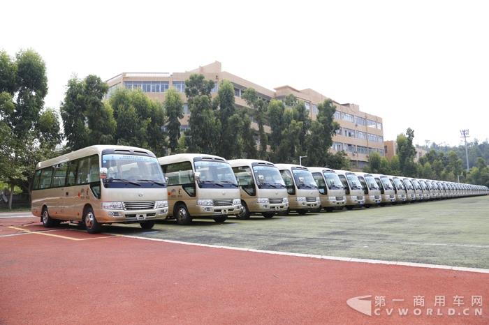 1 金旅考斯特商旅领航版在服务金砖后再投入十九大会场.jpg