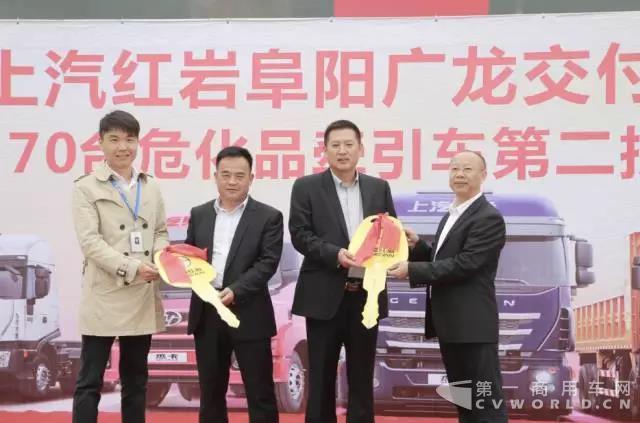 安全高效打动用户 上汽红岩杰狮危化品牵引车批量交付.jpg