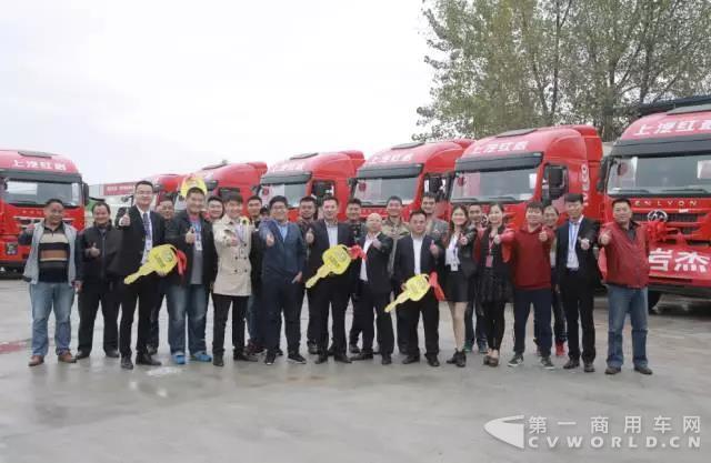 安全高效打动用户 上汽红岩杰狮危化品牵引车批量交付2.jpg